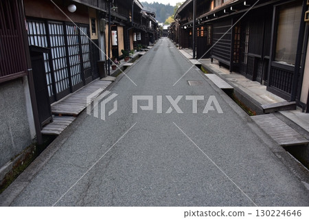 日本岐阜縣高山市的古老街道。散發著歷史氣息的老房子。高山春節期間的早晨景象。 130224646