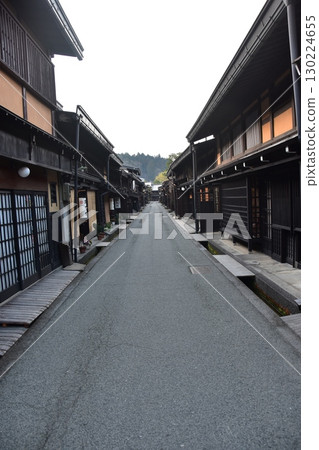 日本岐阜縣高山市的古老街道。散發著歷史氣息的老房子。高山春節期間的早晨景象。 130224655