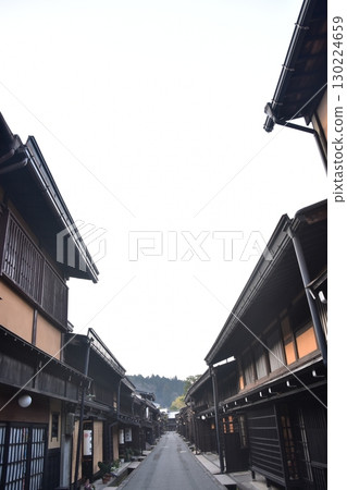 日本岐阜縣高山市的古老街道。散發著歷史氣息的老房子。高山春節期間的早晨景象。 130224659