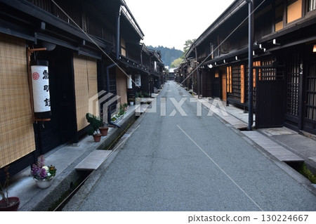 日本岐阜縣高山市的古老街道。散發著歷史氣息的老房子。高山春節期間的早晨景象。 130224667