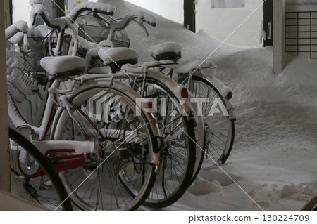 在雪埋沒的自行車 130224709