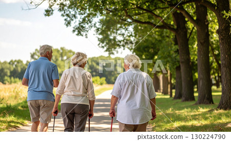 一群拄著拐杖行走的老人 一群拄著拐杖行走的老人 130224790