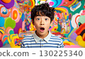 在色彩繽紛、充滿活力的房間裡，一名日本小學生露出驚訝的表情 130225340