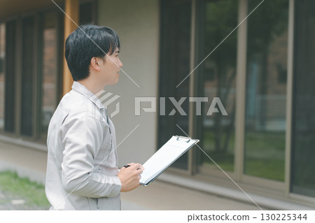 承包商進行戶外勘察和檢查 130225344