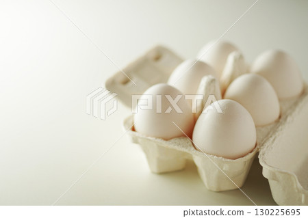 Half a dozen eggs (shiratama) in a paper container 130225695
