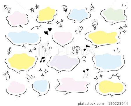 可愛的手繪語音泡泡套裝。愛心、閃光、情感圖示。少女風格的語音泡泡。 130225944