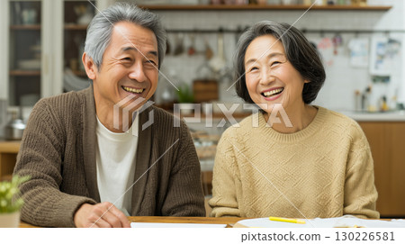 老年夫婦在廚房聊天 | 溫馨的家庭生活，老年夫婦，微笑 130226581