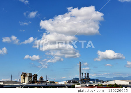 一朵可愛的白雲和煙囪漂浮在藍天上 一朵可愛的白雲和煙囪漂浮在藍天上 130226625