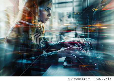 一位外國職業婦女在電腦前從事網路工作的照片 130227313