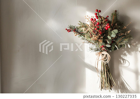 白色背景上一束乾聖誕冬青花的照片 130227335