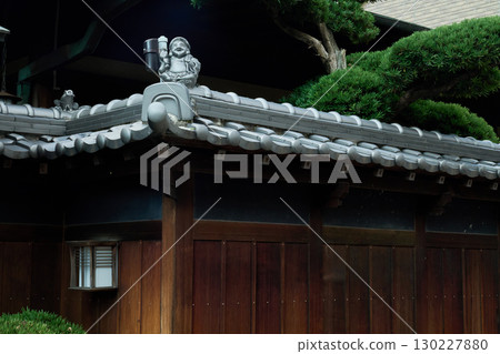 日本傳統建築的背景素材。大黑天的莊重的門牆和裝飾用的瓦片。 130227880