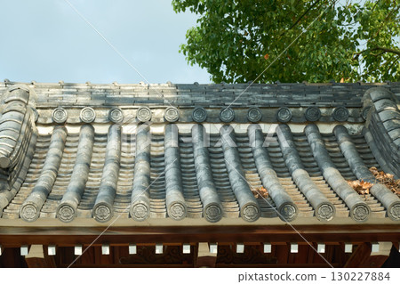 日本傳統建築的背景資料。屋簷瓦片上有五個葫蘆和中國花卉圖案。 130227884