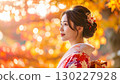 一位身著正式服裝的女子欣賞秋葉的肖像 130227928