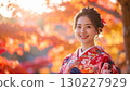 一位身著正式服裝的女子欣賞秋葉的肖像 130227929
