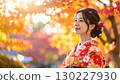 一位身著正式服裝的女子欣賞秋葉的肖像 130227930