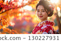 一位身著正式服裝的女子欣賞秋葉的肖像 130227931