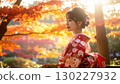 一位身著正式服裝的女子欣賞秋葉的肖像 130227932