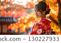 一位身著正式服裝的女子欣賞秋葉的肖像 130227933