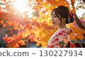 一位身著正式服裝的女子欣賞秋葉的肖像 130227934