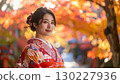 一位身著正式服裝的女子欣賞秋葉的肖像 130227936