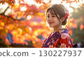 一位身著正式服裝的女子欣賞秋葉的肖像 130227937