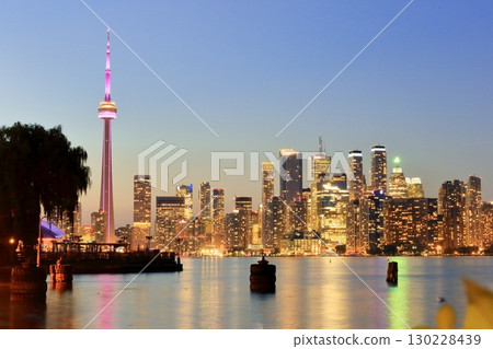 加拿大最大城市多倫多的夜景 130228439