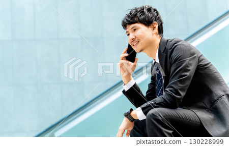 男商人在智慧型手機上交談 男商人在智慧型手機上交談 130228999