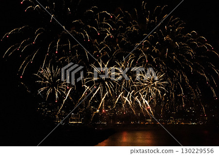 熱海海灘全年舉辦的煙火大會場景 熱海海灘全年舉辦的煙火大會場景 130229556