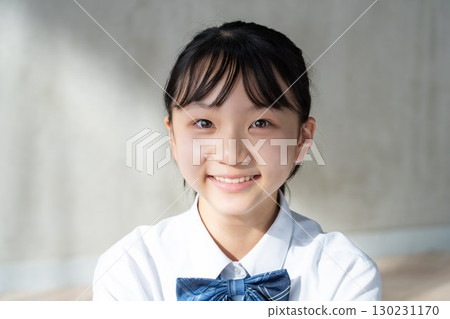 一位身穿制服的微笑女學生的特寫鏡頭 一位身穿制服的微笑女學生的特寫鏡頭 130231170