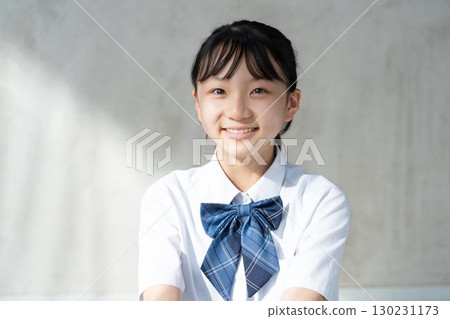 一名身穿制服的微笑女學生的肖像 一名身穿制服的微笑女學生的肖像 130231173