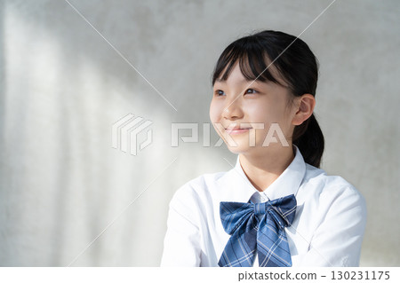 一名身穿制服的微笑女學生的肖像 130231175
