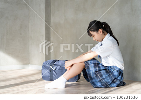 女學生坐在燈光下的地板上 130231530