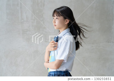 一位長髮飄逸的女學生的嚴肅側面 一位長髮飄逸的女學生的嚴肅側面 130231651