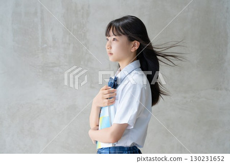 一位長髮飄逸的女學生的嚴肅側面 一位長髮飄逸的女學生的嚴肅側面 130231652