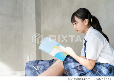 女學生閱讀課本的簡介 130231654