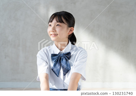 身穿制服的女學生展望未來的肖像 130231740