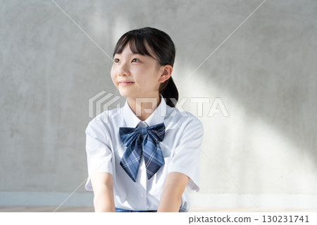 身穿制服的女學生展望未來的肖像 130231741