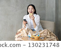 成年女性在沙發上看電視 130231748