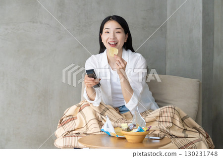 成年女性在沙發上看電視 成年女性在沙發上看電視 130231748