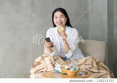 成年女性在沙發上看電視 130231751