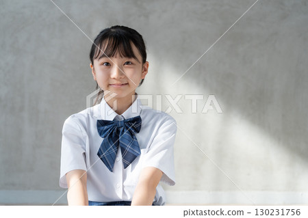 一名女學生表情嚴肅，直視前方 130231756