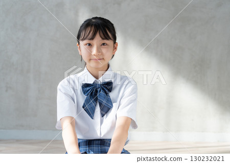 一名表情嚴肅的女學生 一名表情嚴肅的女學生 130232021