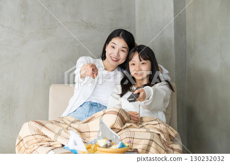 父母和孩子裹著毯子看電視 130232032