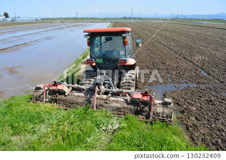 Agricultural machinery tractor Agricultural machinery tractor 130232409