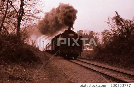 1967年：電氣化前的川越線，9600型蒸汽機車牽引客運列車，埼玉縣日新站，檔案照片 130233777