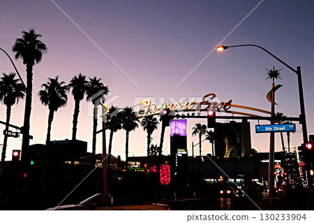 美國內華達州拉斯維加斯市中心的霓虹燈 130233904