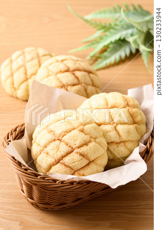 籃子裡的甜瓜麵包 130233944