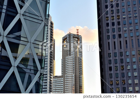 沐浴在夕陽的東京都廳，聳立在新宿西口 130235654