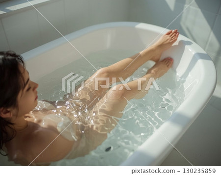 一位女士正在享受半身浴 130235859