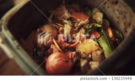 家庭廚房累積的食物垃圾 130235949